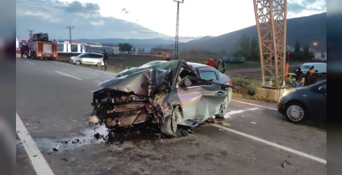 Bingöl'de otomobil refüje çarparak kaza yaptı, 3 yaralı