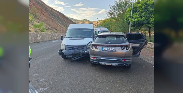 Bingöl'de otomobil ve panelvan çarpıştı, 3 kişi yaralandı
