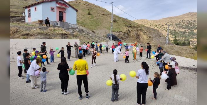 Bitlis'te doğaseverler, köy okulundaki çocuklarla buluştu