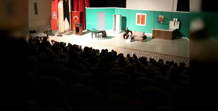 Bitlis'te 'Şimdi Telefonunuza Bir Kod Gelecek' sahnelendi