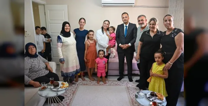 Bornova belediye başkanı mahalle sakinlerini evinde ziyaret etti