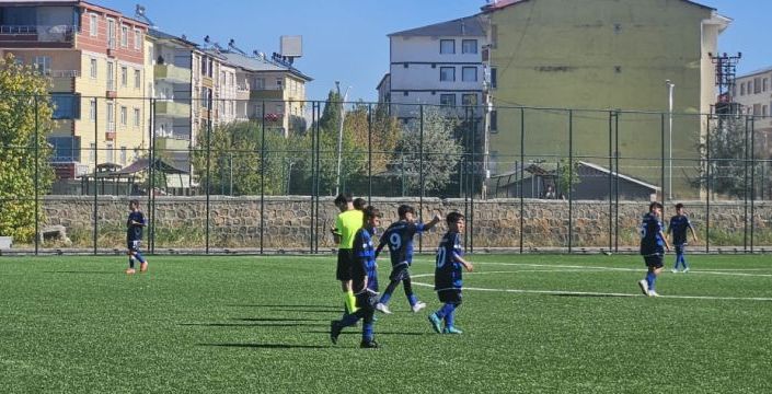 Bulanık kaymakamı futbol maçını izledi