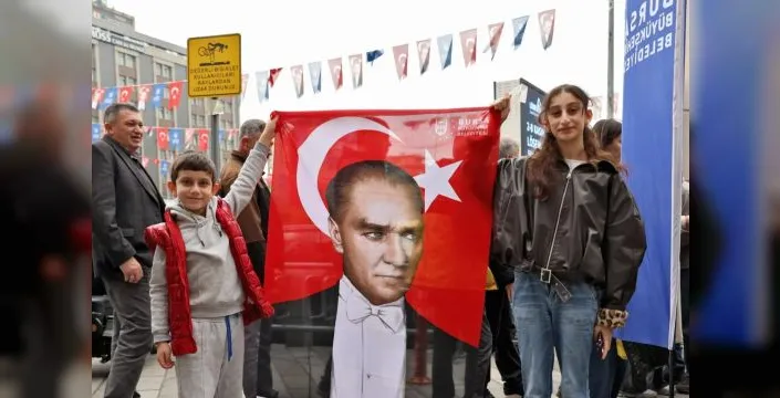 Bursa'da Atatürk ve ay yıldızlı posterler dağıtıldı