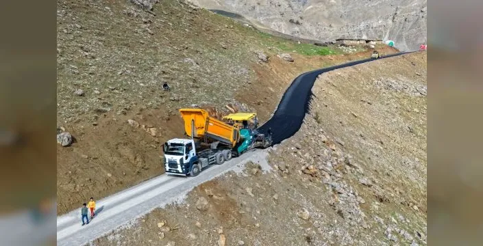 Çatak'ta 5 km'lik sıcak asfalt çalışması