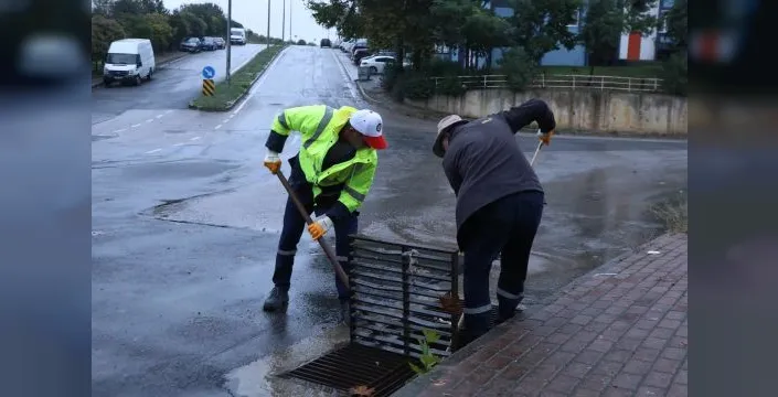 Çayırova'da yağmurla mücadele için ekipler sahada