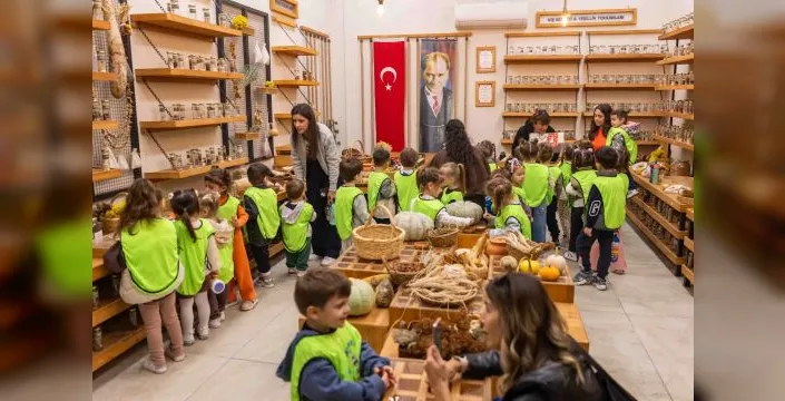 Çocuklar Bornova'da 50 zeytin fidanı dikti