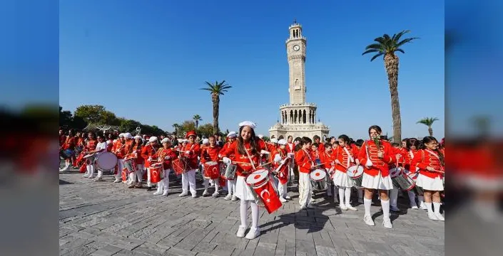 Cumhuriyet Bayramı, İzmir'de bando gösterileriyle kutlandı