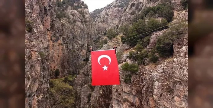 DEBAK, Acıpayam Kanyonu'nda 75 metre yükseklikte dev bayrak açtı