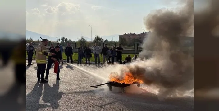 Demiryolu çalışanlarına yangın söndürme pratiği