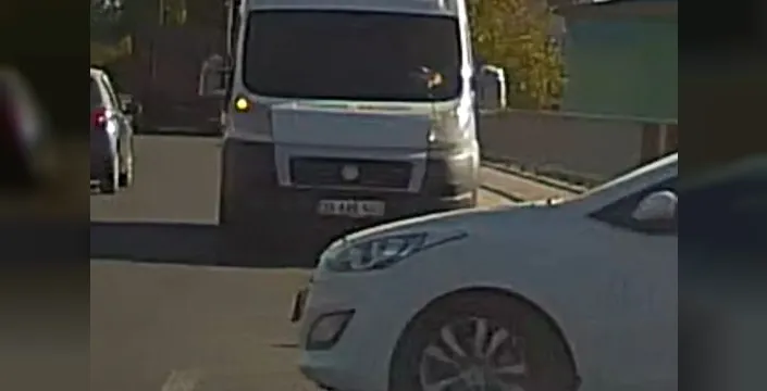 Düzce'de ters yönde giden minibüs tehlike yarattı
