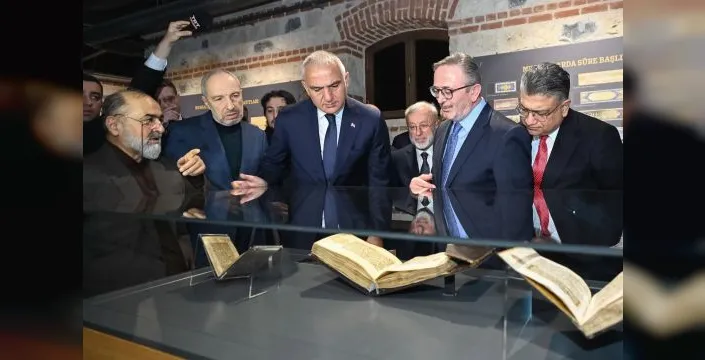 El yazması Kur'an nüshası Türkiye'ye bağışlandı