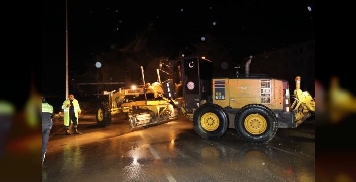 Elazığ'da etkili sağanak yağış hayatı olumsuz etkiledi