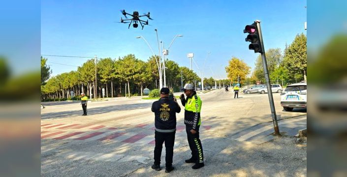 Elazığ'da polis, sınava girecek adaylara yardım etti