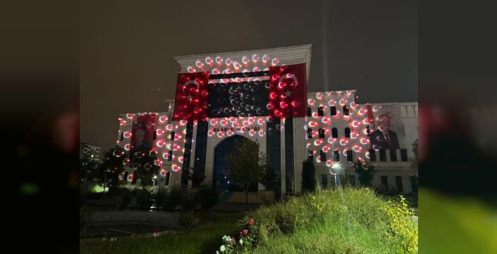 Elazığ Valiliği binasında ay yıldızlı ışık gösterisi