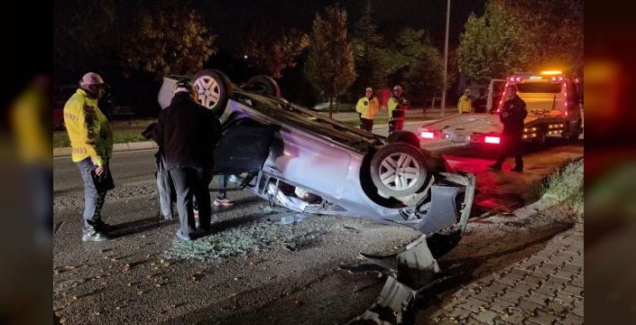 Erzincan'da çarpışan otomobil devrildi