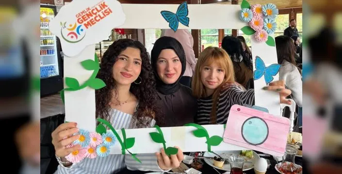 Gemlik'te üniversite öğrencileri yerel yöneticilerle bir araya geldi