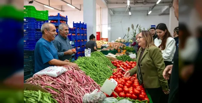 Güzelbahçe'de başkan vekili, pazar ve cadde ziyaretleri gerçekleştirdi