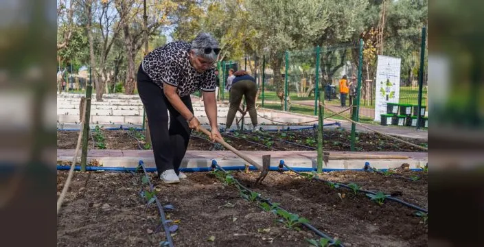 Hafızasını kaybeden kadın toprakla hayata tutundu