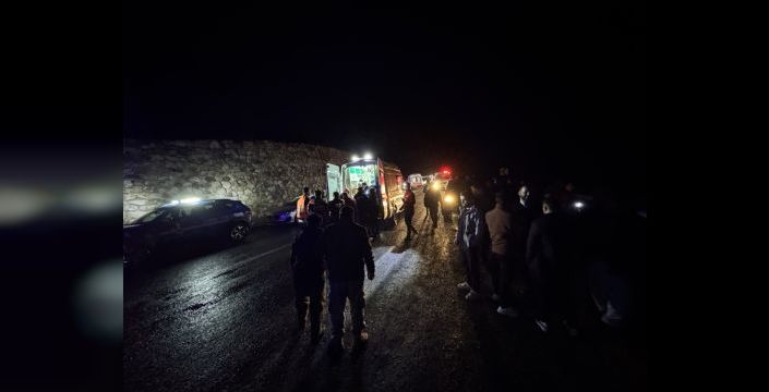 Hakkari'de minibüs devrildi: 24 düzensiz göçmen yaralı