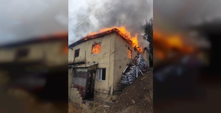 Hakkari'de terk edilmiş okulda yangın çıktı
