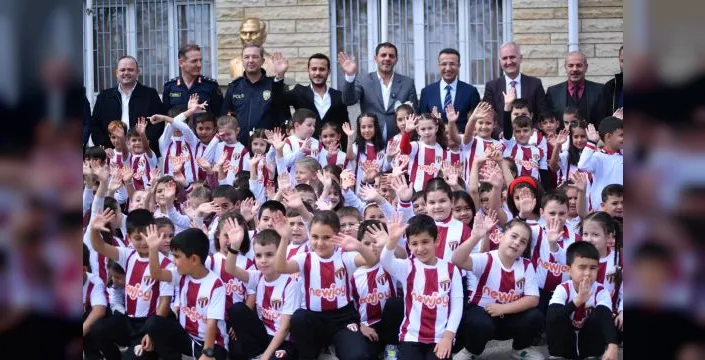 İnegöl'de 750 öğrenciye spor forması dağıtıldı