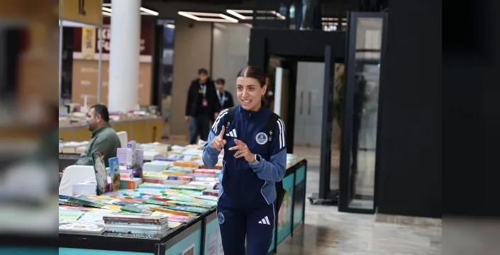 İrem Topaloğlu kitap fuarında işaret diliyle yer aldı