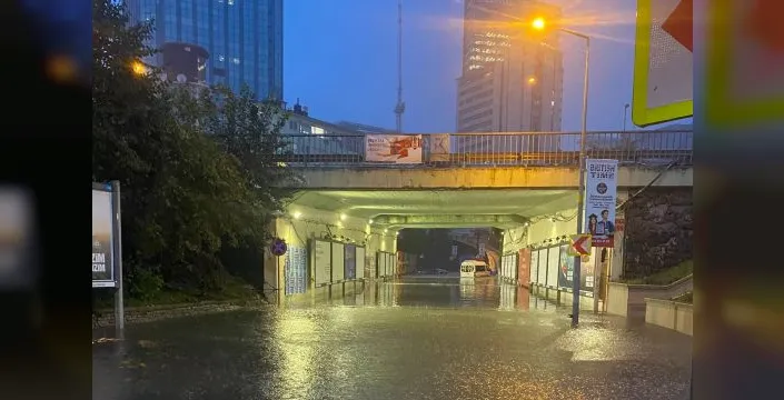 İstanbul'da sağanak yağış nedeniyle 2 bin 518 ihbar yapıldı