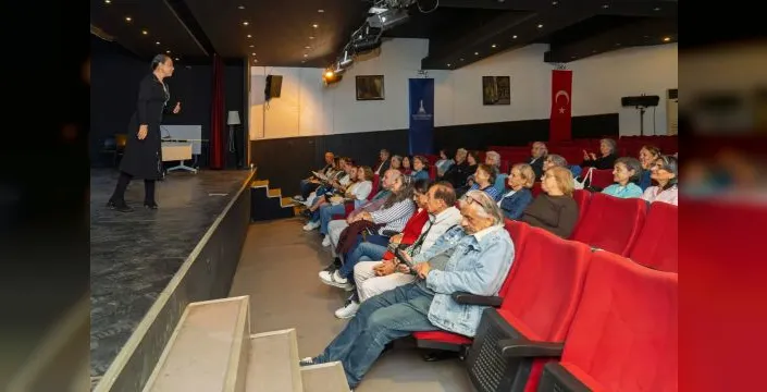 İzmir'de 3. Yaş Üniversitesi'nde ders dönemi başladı