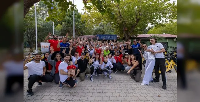 İzmir'de sağır ve işitme engelliler Cumhuriyet Bayramı'nı pedal çevirerek kutladı