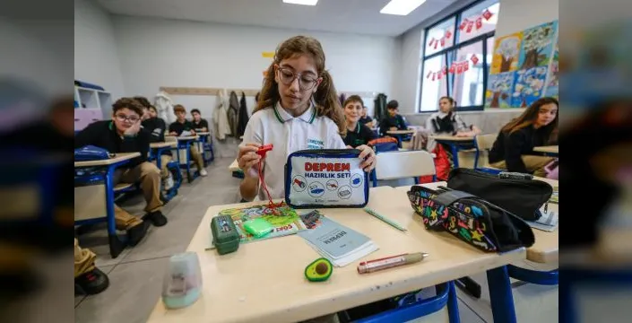 İzmir'de üç okulda 500 deprem hazırlık seti dağıtıldı