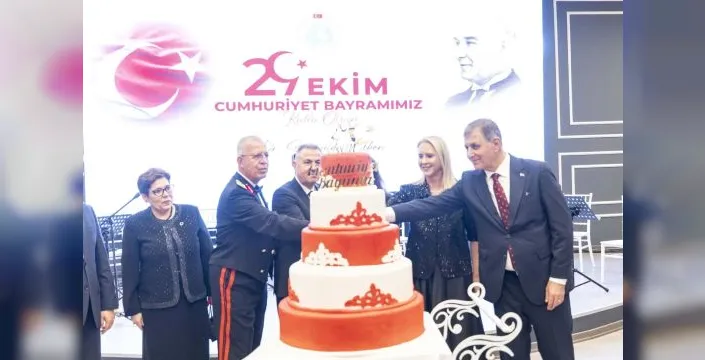 İzmir'deki resepsiyonda Cumhuriyet için pasta kesildi