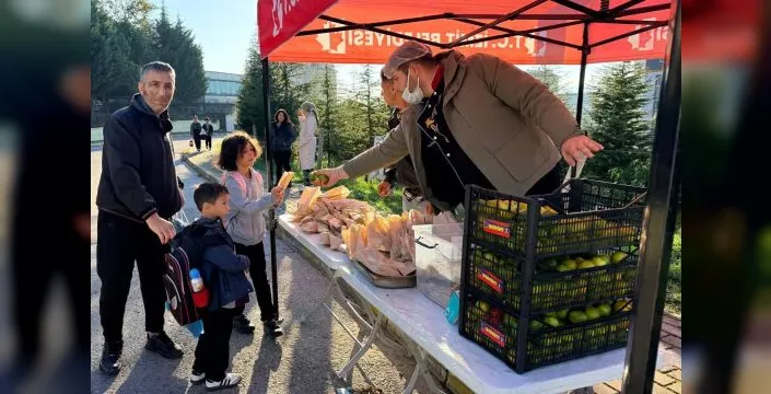İzmit Belediyesi, öğrencilere sağlıklı atıştırmalık ikram etti