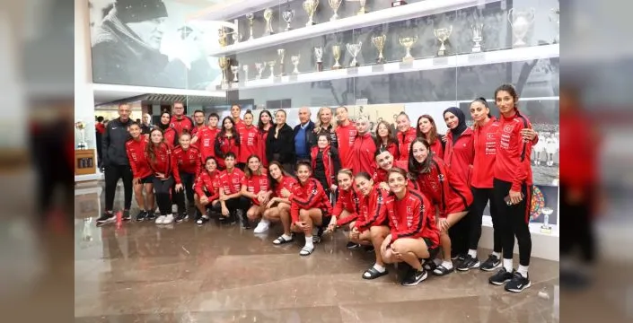 Kadın milliler, Riva'da eski yıldızları ağırladı