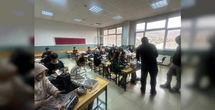 Karlıova'da öğrencilere 2 bin 500 ders kitabı desteği
