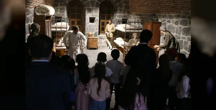 Kars'taki öğrenciler, şehrin tarihi yerlerini keşfediyor
