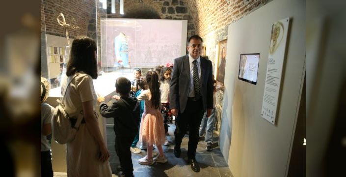 Karslı öğrenciler tarihi mekanları ziyaret ediyor