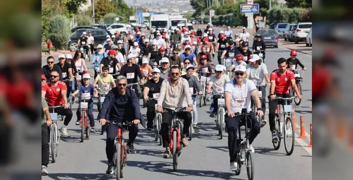 Kayseri'de doktorlar, sağlıklı yaşam için bisiklet sürdü