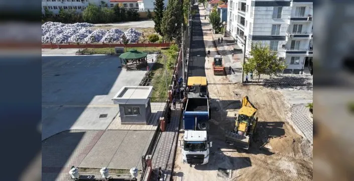 Kırkağaç'ta 4 bin ton sıcak asfalt dökülüyor