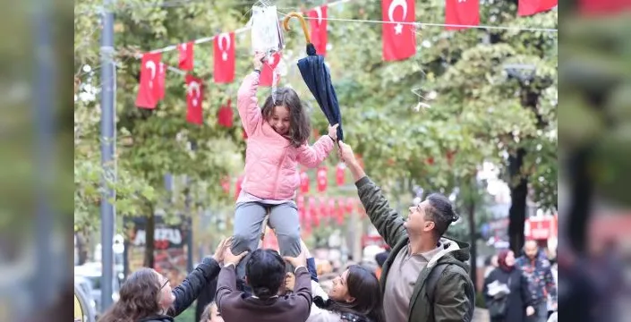 Kocaeli'de ağaçlara asılan 5 bin kitap toplandı