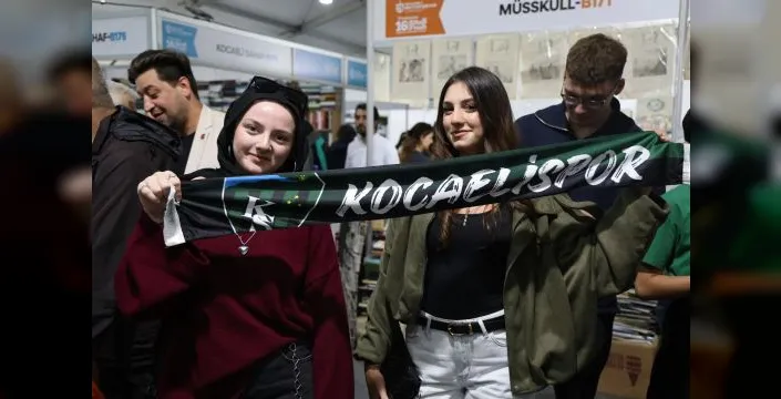 Kocaelispor, kitap fuarında hediyeler dağıttı