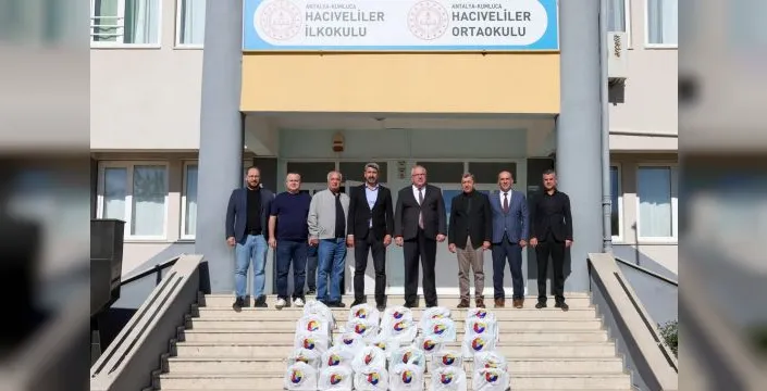 Kumluca'da 525 öğrenciye ayakkabı dağıtıldı