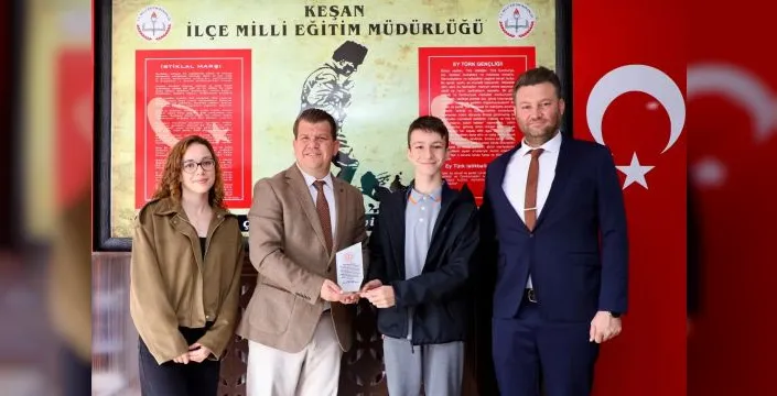 Liseli çevre gönüllüsüne müdürden plaket