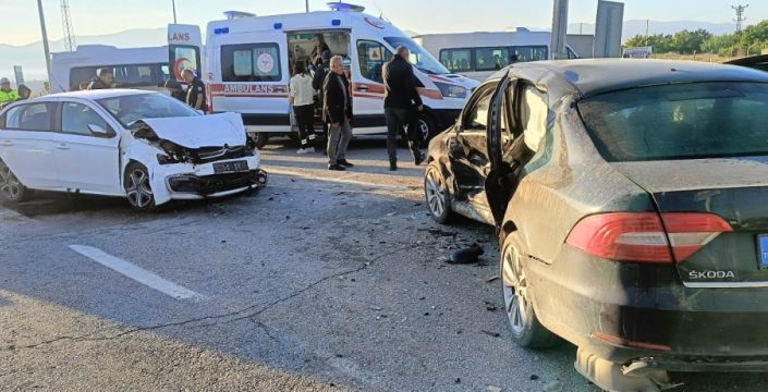 Malatya'da iki otomobilin çarpışması sonucu yaralananlar var