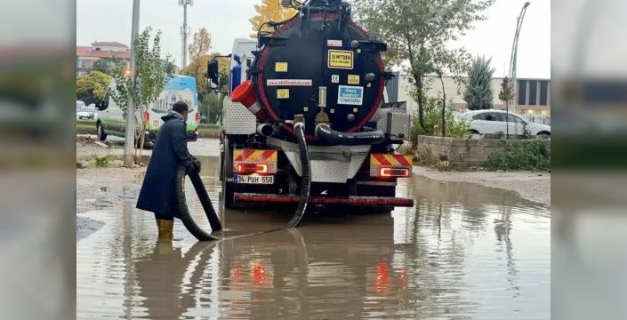 Malatya'da sağanak yolları suyla kapladı
