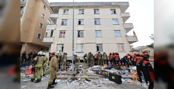 Maltepe'de bina çöktü: 2 ölü, 2 kişi aranıyor