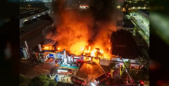 Manisa'daki akü fabrikasında yangın çıktı