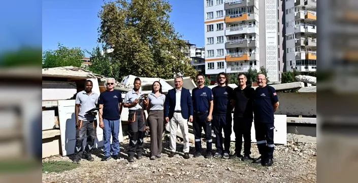 Muratpaşa'da enkaz altındaki insanları tespit eden fareler
