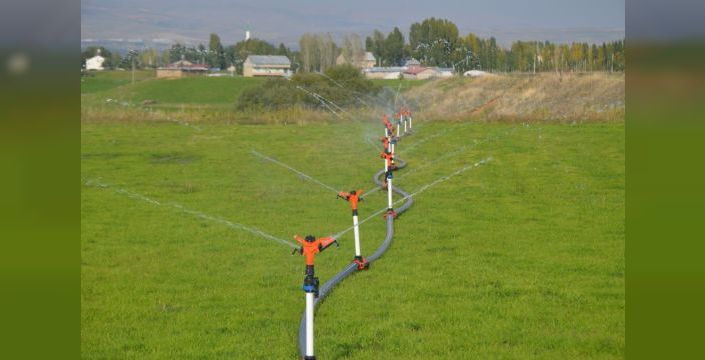 Muş'ta çiftçi tarlasına güneş enerjili sistem kurdu