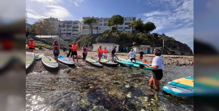 Öğretmenler, Mudanya'da kürek sörfü ile kutlama yaptı