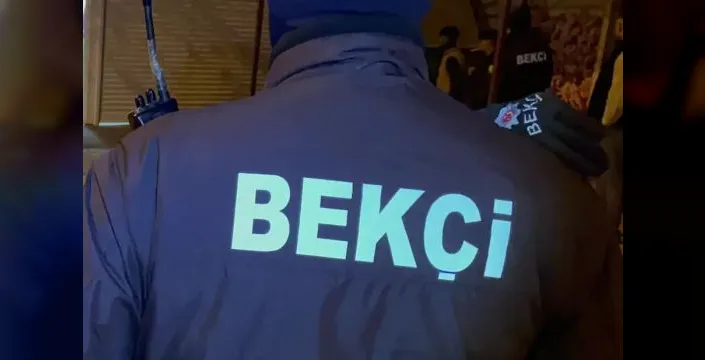Okul önü tartışmasında bekçi veliyi ayağından vurdu